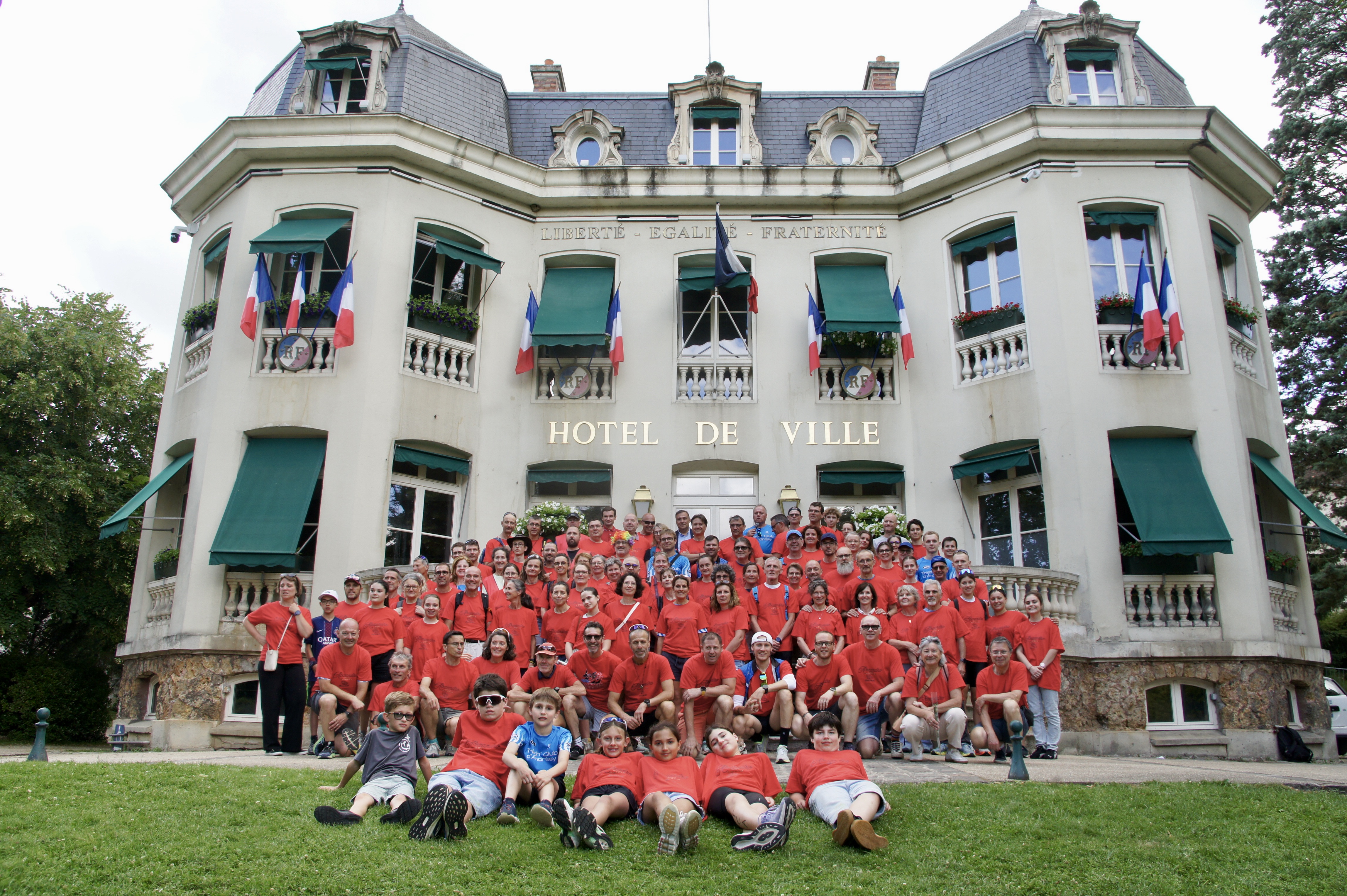 Les bénévoles du Triath'Club d'Andrésy réunis en t-shirts rouges devant l'Hôtel de Ville